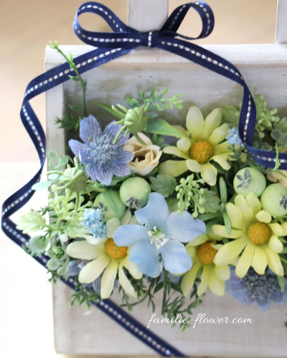 造花アレンジ｜フラワーギフト｜ウッドボックス｜水色の花｜お供え花にも｜誕生日プレゼント｜枯れない花贈り 2枚目の画像