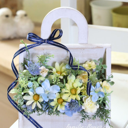 造花アレンジ｜フラワーギフト｜ウッドボックス｜水色の花｜お供え花にも｜誕生日プレゼント｜枯れない花贈り 5枚目の画像