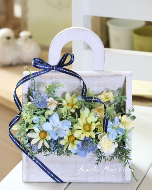 造花アレンジ｜フラワーギフト｜ウッドボックス｜水色の花｜お供え花にも｜誕生日プレゼント｜枯れない花贈り 5枚目の画像