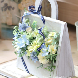 造花アレンジ｜フラワーギフト｜ウッドボックス｜水色の花｜お供え花にも｜誕生日プレゼント｜枯れない花贈り 4枚目の画像