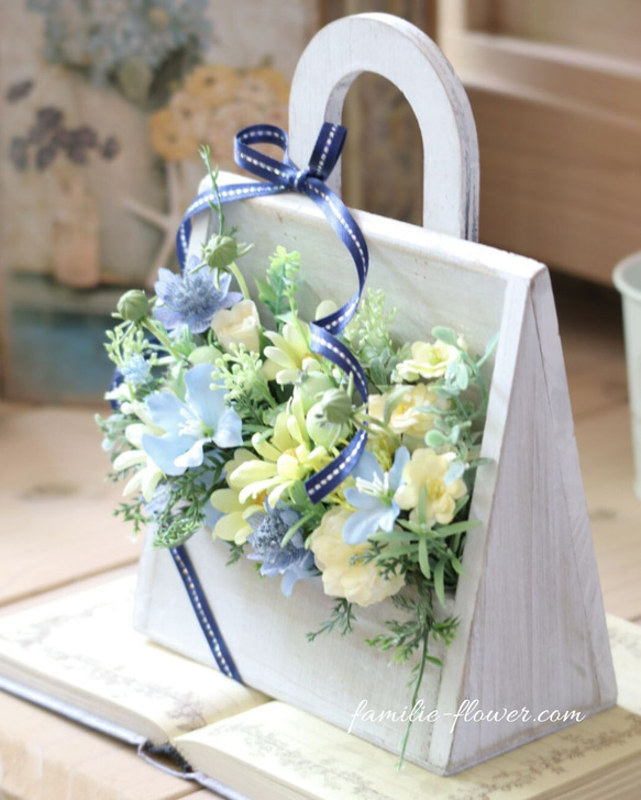 造花アレンジ｜フラワーギフト｜ウッドボックス｜水色の花｜お供え花にも｜誕生日プレゼント｜枯れない花贈り 4枚目の画像