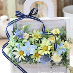 造花アレンジ｜フラワーギフト｜ウッドボックス｜水色の花｜お供え花にも｜誕生日プレゼント｜枯れない花贈り 8枚目の画像