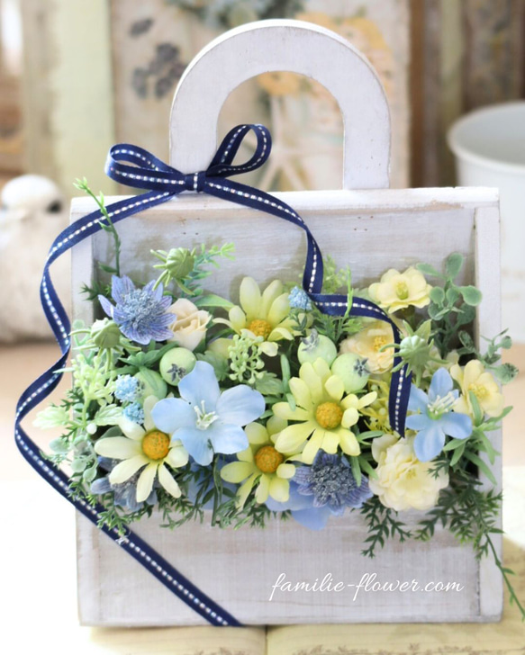 造花アレンジ｜フラワーギフト｜ウッドボックス｜水色の花｜お供え花にも｜誕生日プレゼント｜枯れない花贈り 8枚目の画像