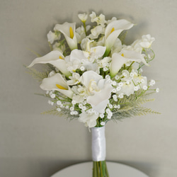 Swan⌇﻿ ふわっとかすみ草＊ カラー ⌇﻿ 清楚系 ⌇﻿ アーティフィシャルフラワー クラッチブーケ 2枚目の画像