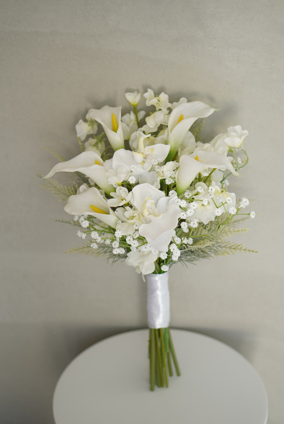 Swan⌇﻿ ふわっとかすみ草＊ カラー ⌇﻿ 清楚系 ⌇﻿ アーティフィシャルフラワー クラッチブーケ 2枚目の画像