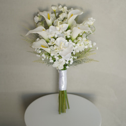 Swan⌇﻿ ふわっとかすみ草＊ カラー ⌇﻿ 清楚系 ⌇﻿ アーティフィシャルフラワー クラッチブーケ 1枚目の画像