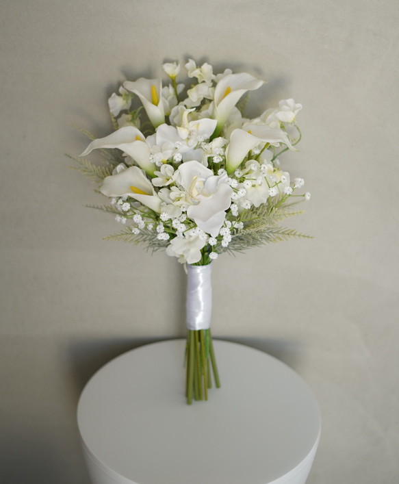 Swan⌇﻿ ふわっとかすみ草＊ カラー ⌇﻿ 清楚系 ⌇﻿ アーティフィシャルフラワー クラッチブーケ 1枚目の画像