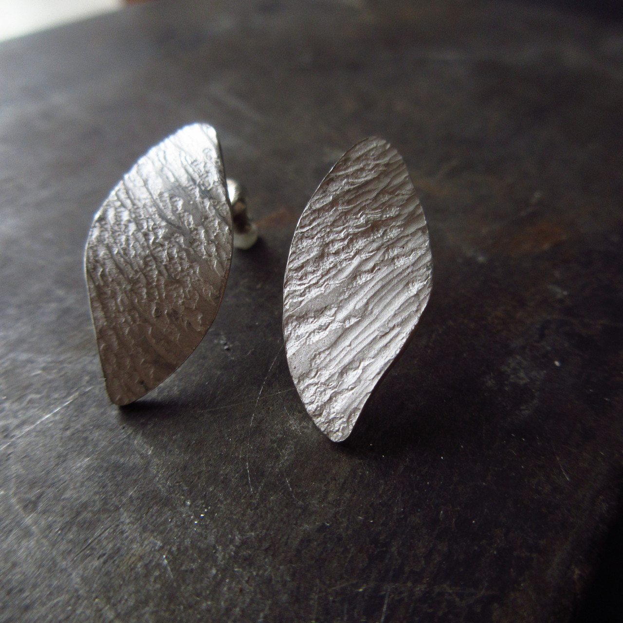 白仕上げ・槌目のシルバーピアス