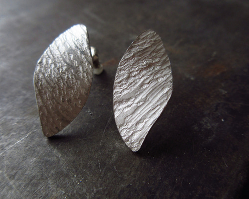 白仕上げ・槌目のシルバーピアス ピアス（スタッド・一粒） 彫金