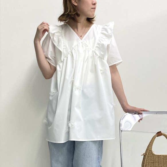 【全１色】夏の爽やかフレッシュコーデに♡ 立体的なお花付き パール風 Vネック フリルブラウス 25157 7枚目の画像