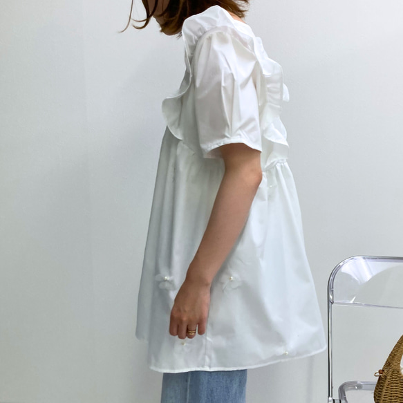 【全１色】夏の爽やかフレッシュコーデに♡ 立体的なお花付き パール風 Vネック フリルブラウス 25157 8枚目の画像