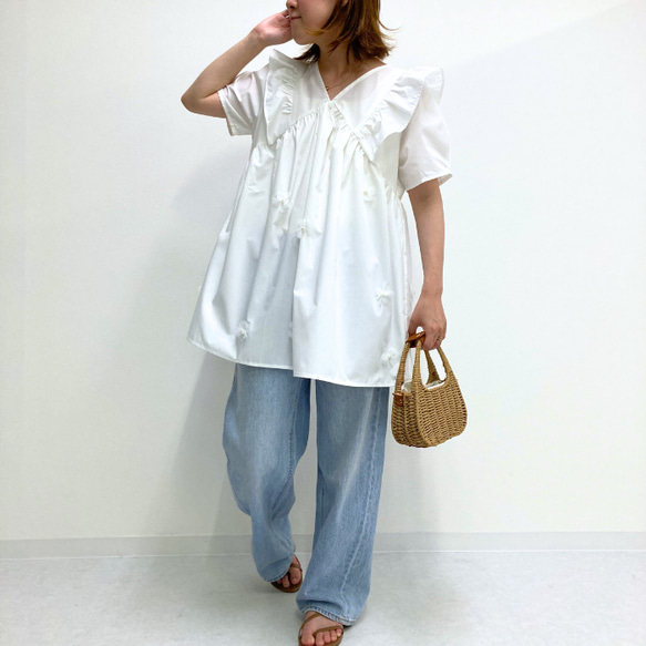 【全１色】夏の爽やかフレッシュコーデに♡ 立体的なお花付き パール風 Vネック フリルブラウス 25157 2枚目の画像