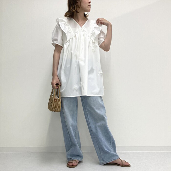 【全１色】夏の爽やかフレッシュコーデに♡ 立体的なお花付き パール風 Vネック フリルブラウス 25157 4枚目の画像