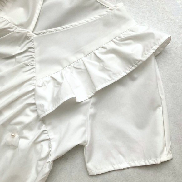 【全１色】夏の爽やかフレッシュコーデに♡ 立体的なお花付き パール風 Vネック フリルブラウス 25157 10枚目の画像