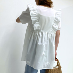 【全１色】夏の爽やかフレッシュコーデに♡ 立体的なお花付き パール風 Vネック フリルブラウス 25157 9枚目の画像