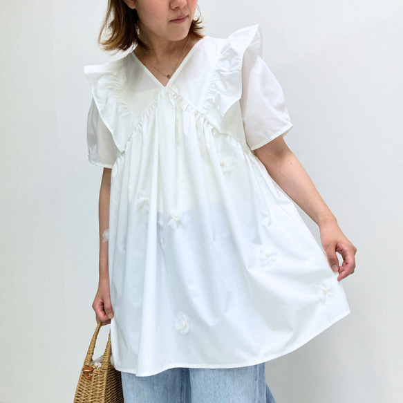 【全１色】夏の爽やかフレッシュコーデに♡ 立体的なお花付き パール風 Vネック フリルブラウス 25157 1枚目の画像