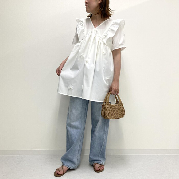 【全１色】夏の爽やかフレッシュコーデに♡ 立体的なお花付き パール風 Vネック フリルブラウス 25157 5枚目の画像