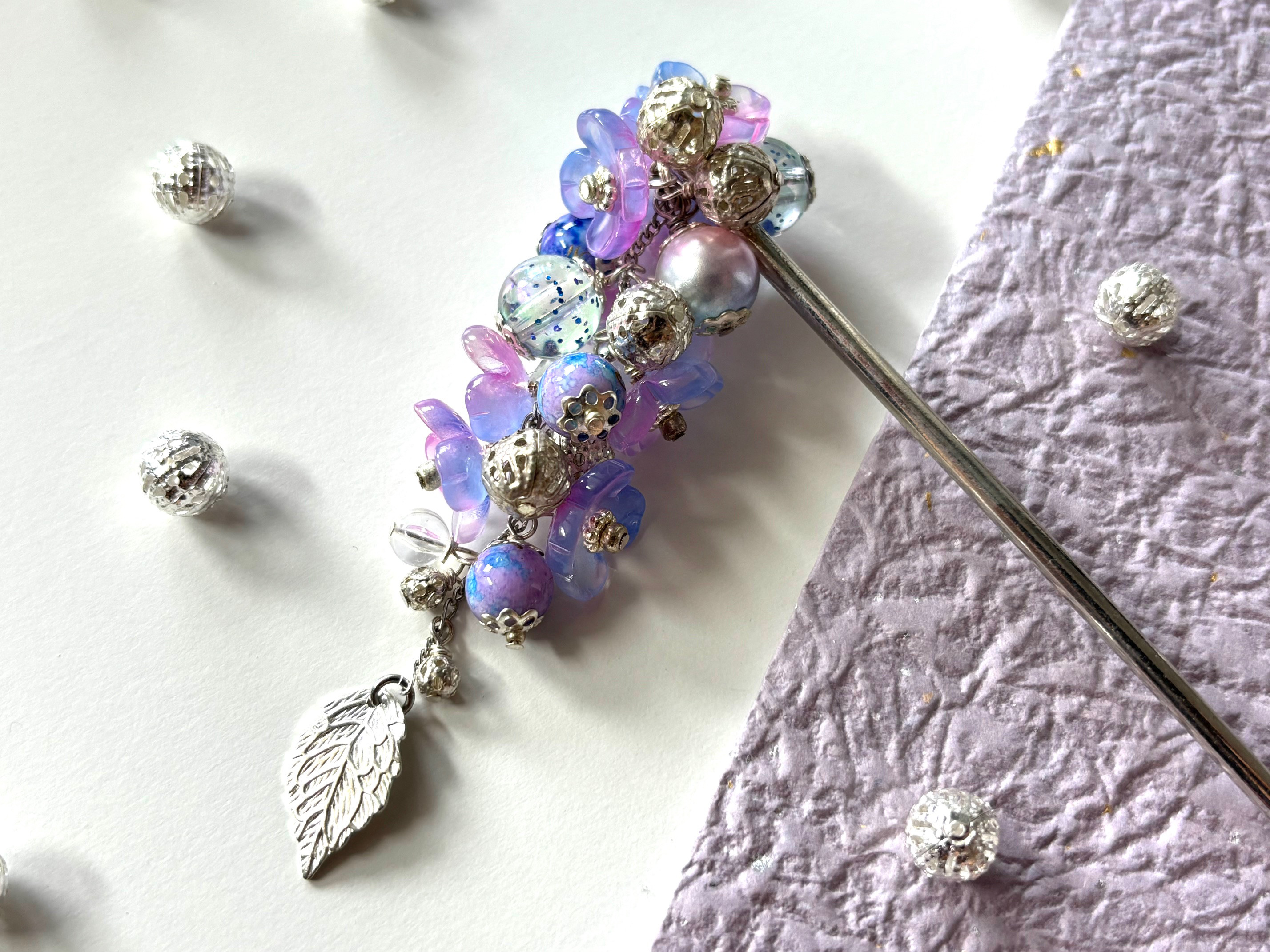 かんざし　紫陽花の様なブルーと紫の２トーンカラーフラワー　一本挿し　一本簪　涼しげ　シルバー　揺れる
