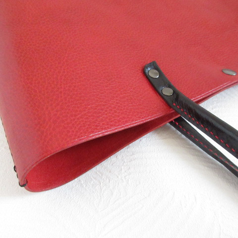 ワイドなA４対応サイズ♪《牛革》シュリンク・レッド×ブラック・ハンドソーイングトート0402