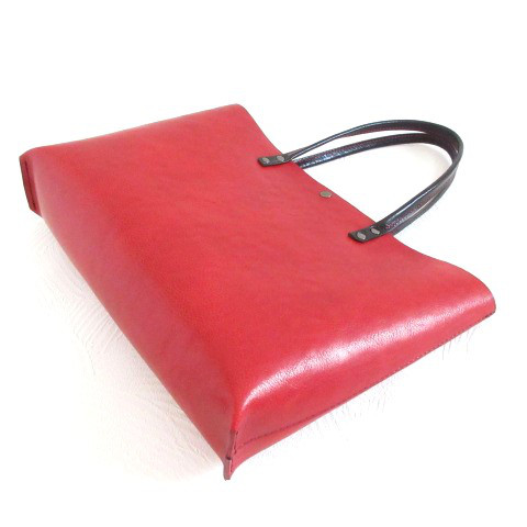 ワイドなA４対応サイズ♪《牛革》シュリンク・レッド×ブラック・ハンドソーイングトート0402