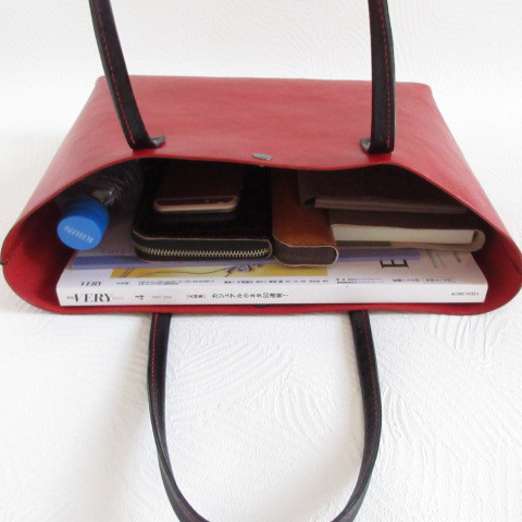 ワイドなA４対応サイズ♪《牛革》シュリンク・レッド×ブラック・ハンドソーイングトート0402