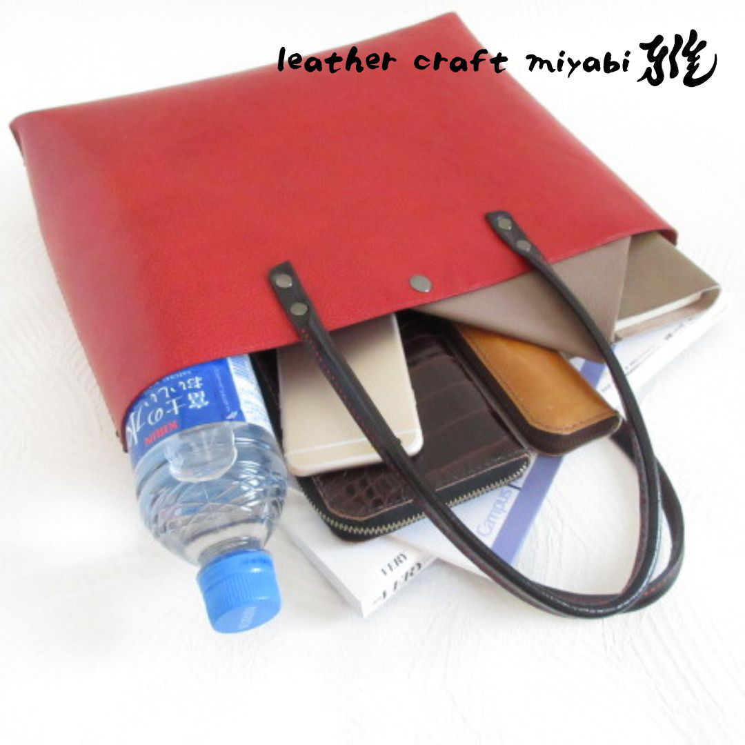 ワイドなA４対応サイズ♪《牛革》シュリンク・レッド×ブラック・ハンドソーイングトート0402