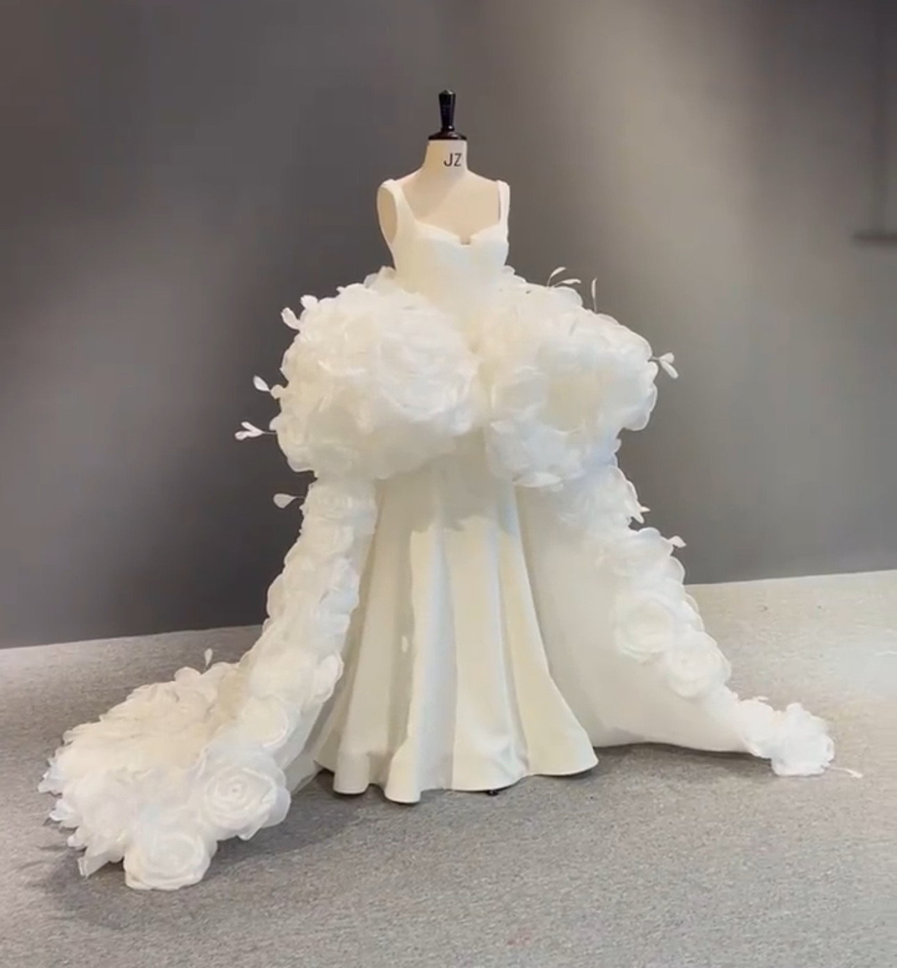 豪華なウェディングドレス　ホワイト　肩紐ありスクエアネック　サテン　華やかなオーバースカート　薔薇柄　フラワー結婚式二次