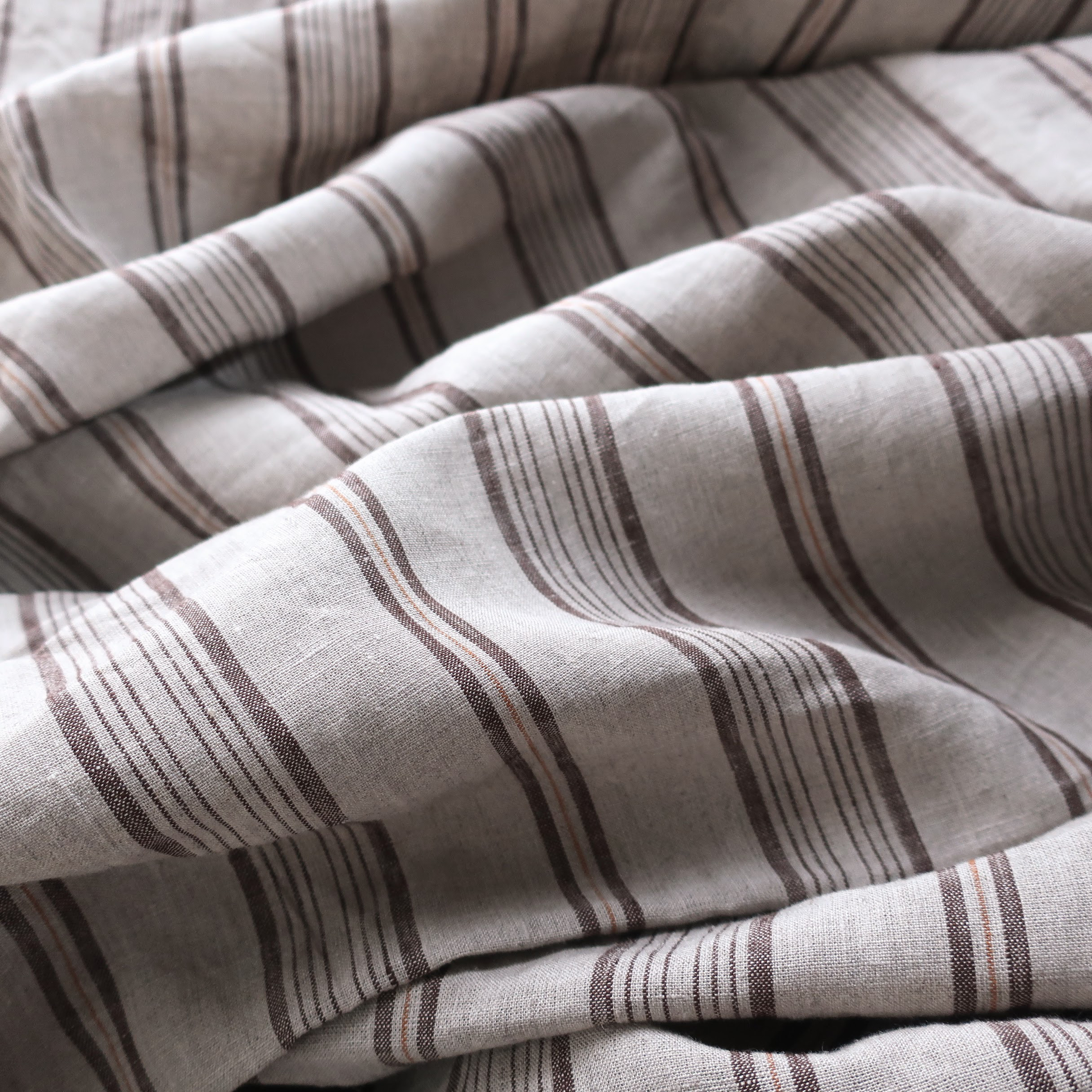 リネンのフラットシーツ/ブラウン系ストライプ/布団用シングル 幅140cm×長さ250cm/リネン100％ 9,250円