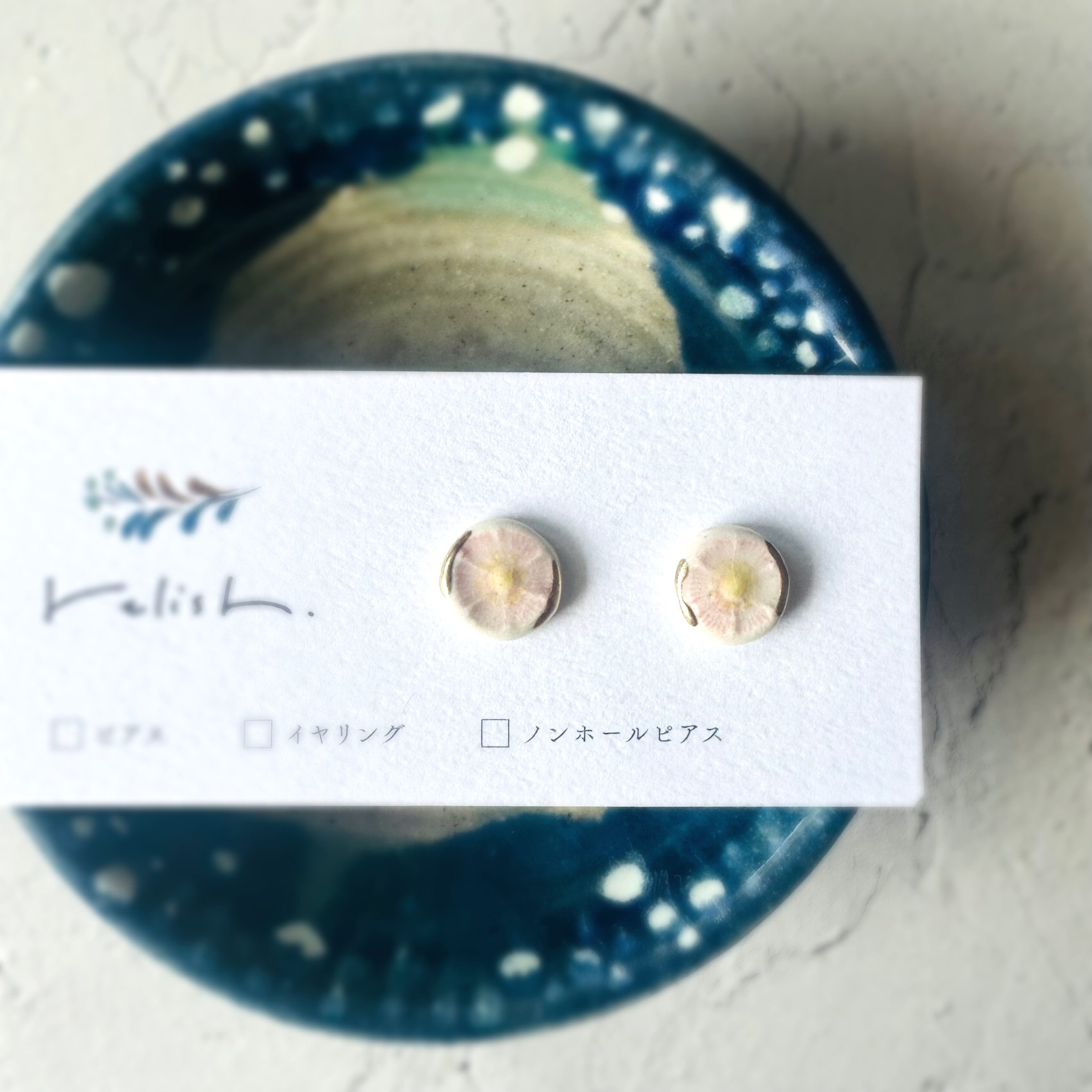 淡い ピンク お花 金継ぎ 陶器 ピアス イヤリング ノンホールピアス ゴールド 金 イエロー 黄色 小ぶり 小さい 花