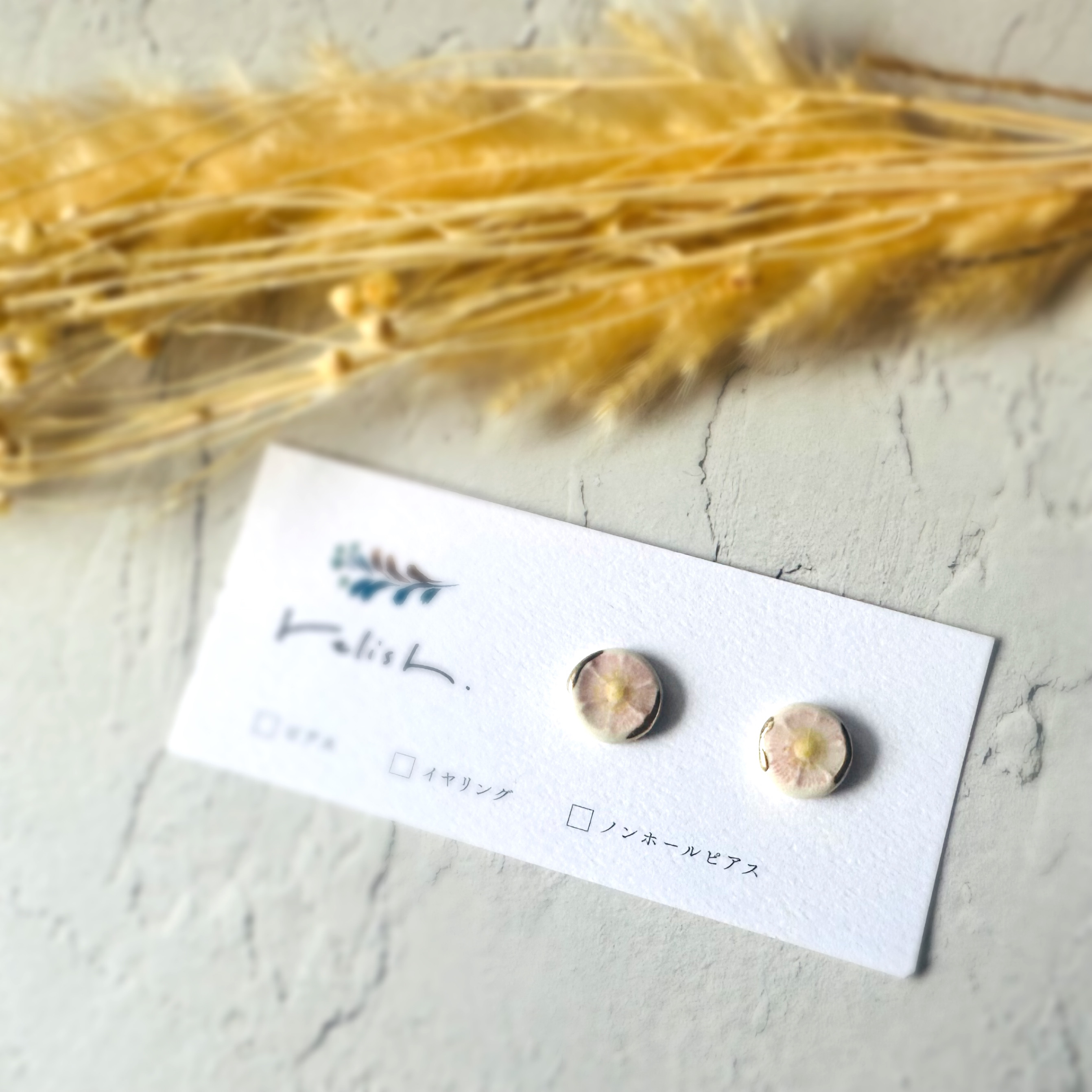 淡い ピンク お花 金継ぎ 陶器 ピアス イヤリング ノンホールピアス ゴールド 金 イエロー 黄色 小ぶり 小さい 花