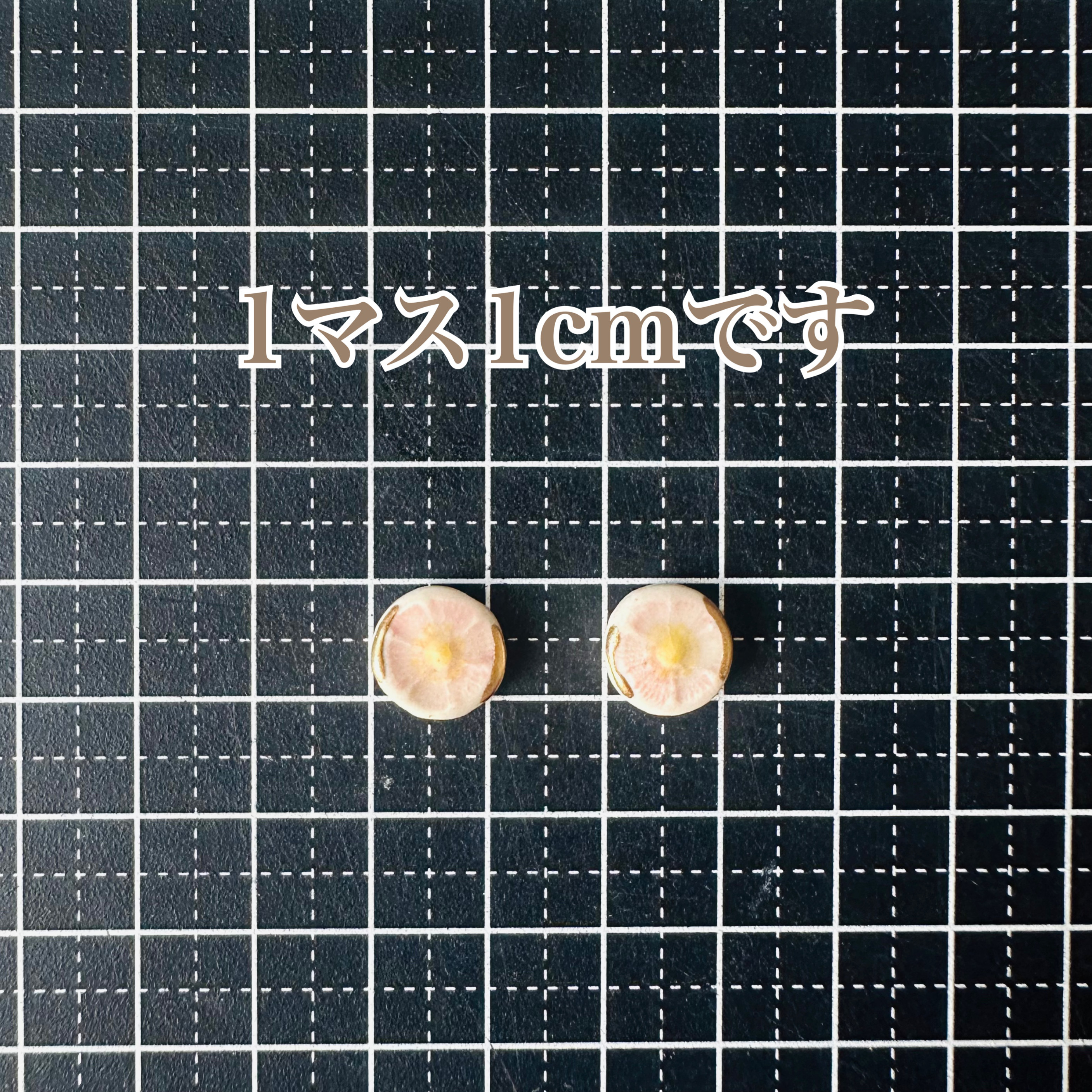 淡い ピンク お花 金継ぎ 陶器 ピアス イヤリング ノンホールピアス ゴールド 金 イエロー 黄色 小ぶり 小さい 花