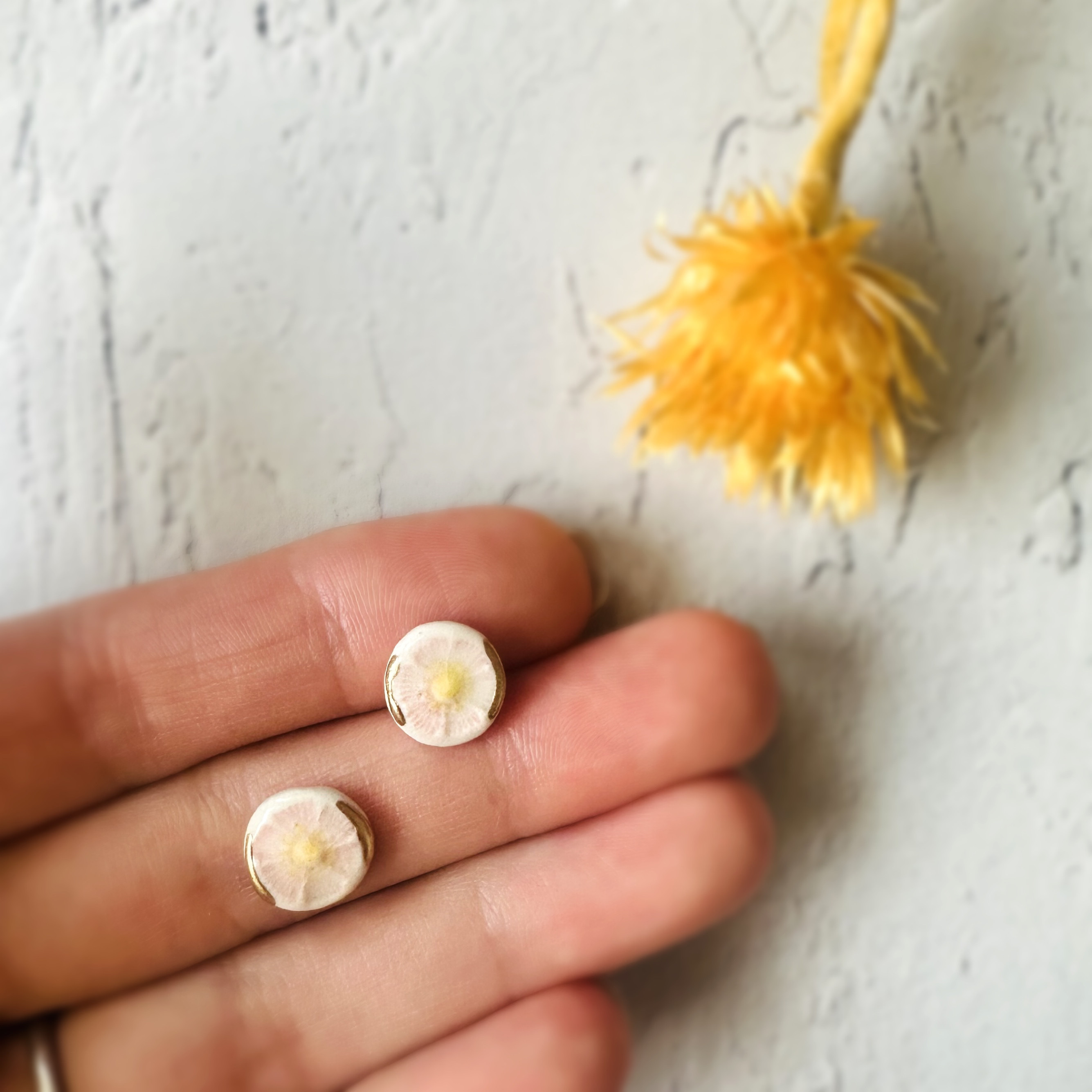 淡い ピンク お花 金継ぎ 陶器 ピアス イヤリング ノンホールピアス ゴールド 金 イエロー 黄色 小ぶり 小さい 花