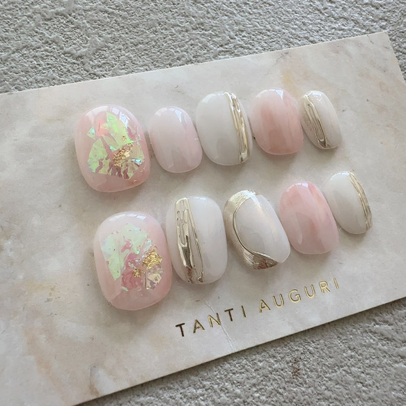 爪長効果 シンプル ベリーショート ネイルチップ ピンク 短め 小さめ 乳白色 縦ライン 清楚 清潔感 結婚式お呼ばれ 2枚目の画像
