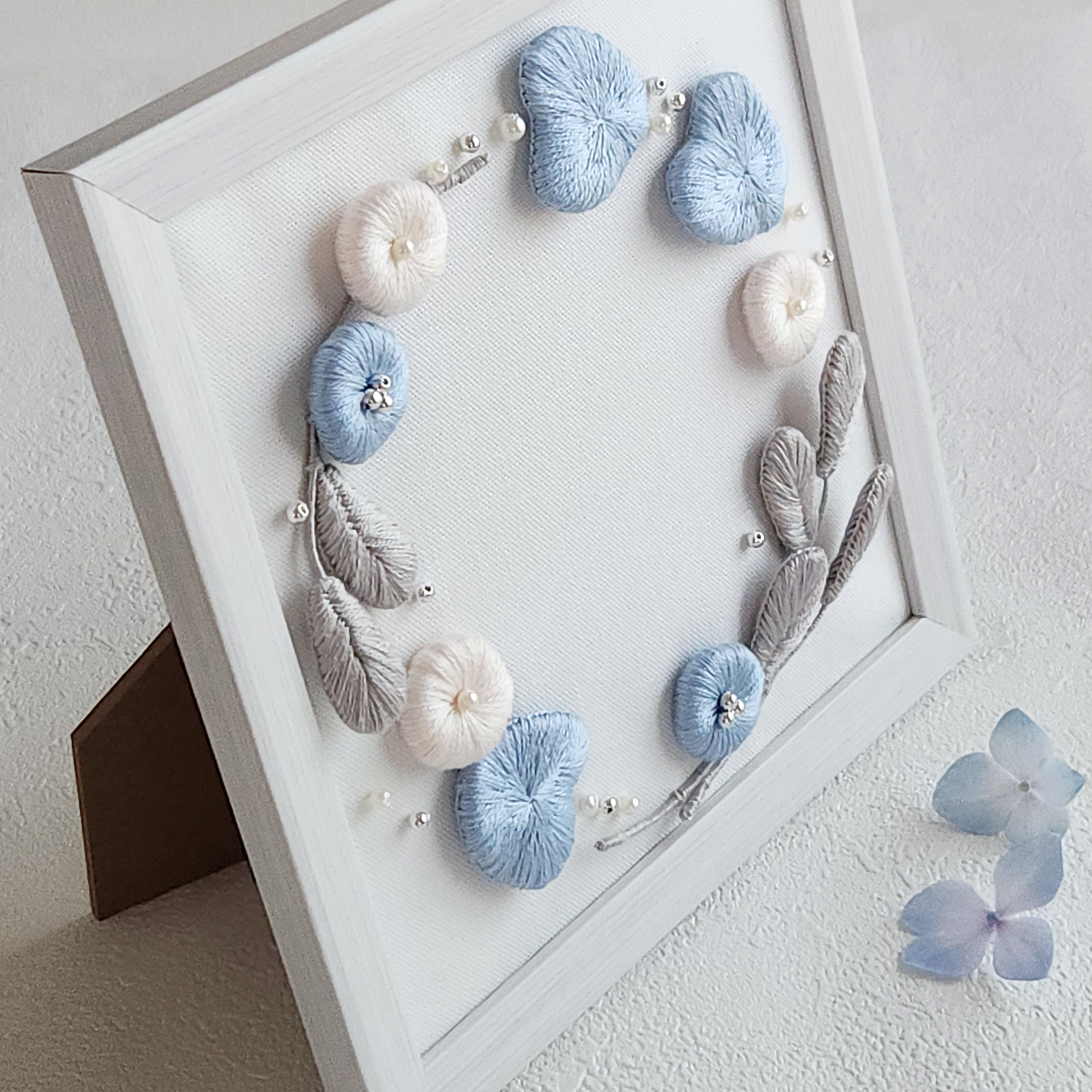 立体刺繍のさわやかな花リース//フレーム/壁飾り　ナチュラルインテリア　新築祝い　ご結婚祝い　贈り物に