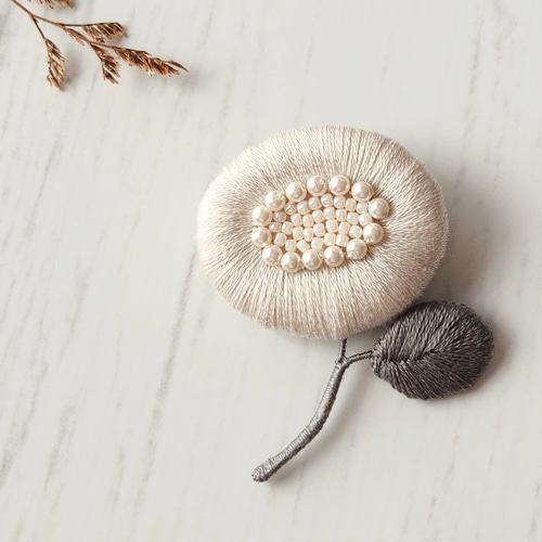 パールお花の立体刺繍ブローチ│普段使いもできる上品セレモニ║ギフト