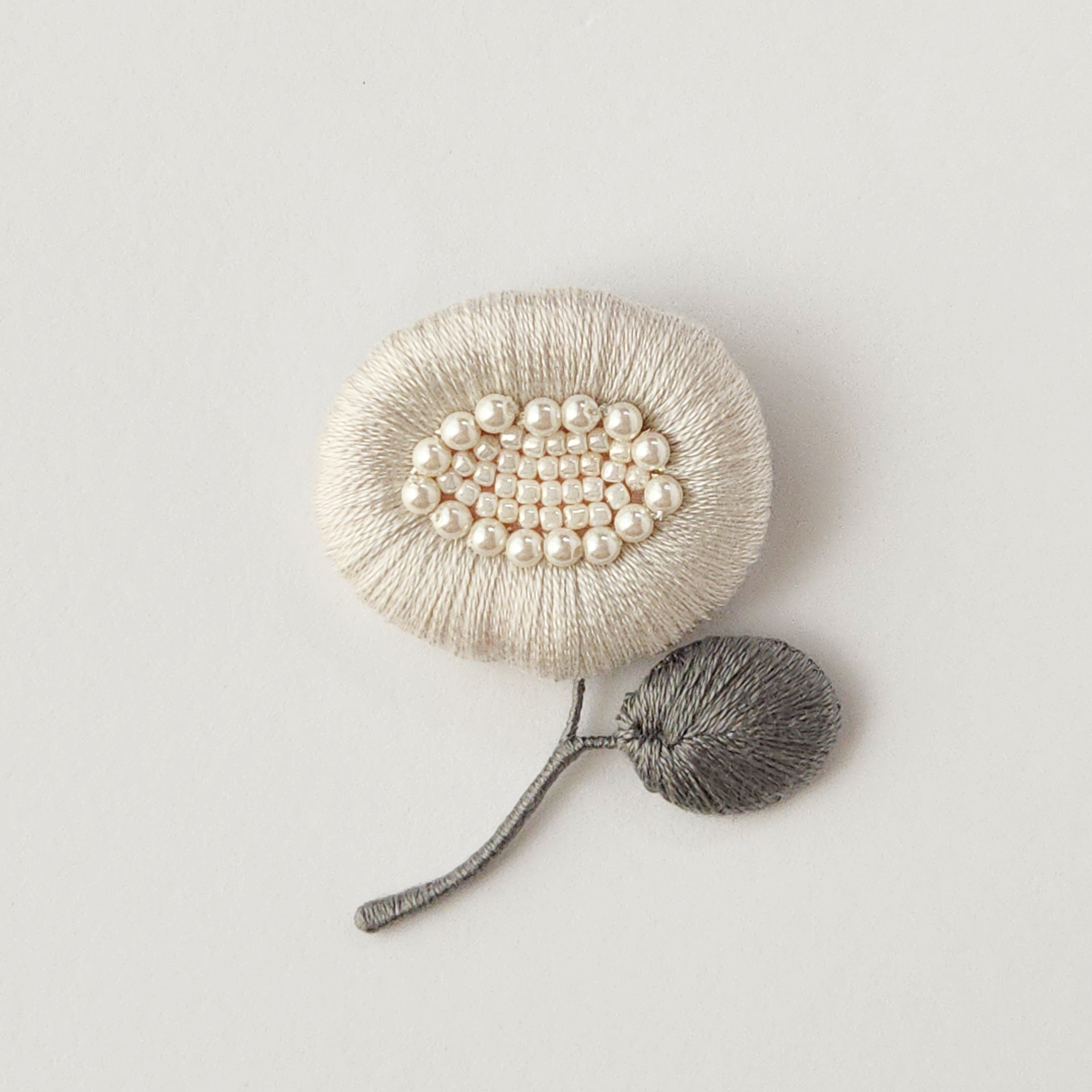 パールお花の刺繍ブローチ ブローチ Hareru 通販 19561783
