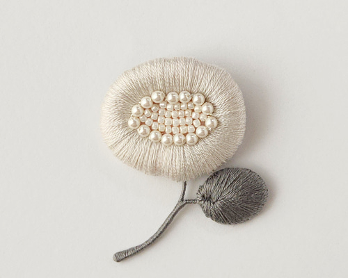 パールお花の刺繍ブローチ ブローチ Hareru 通販 19561783