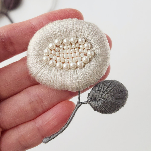 パールお花の刺繍ブローチ ブローチ Hareru 通販 19561783