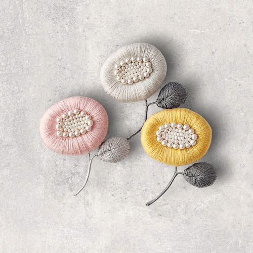パールお花の立体刺繍ブローチ【母の日ギフトに】普段使いもできる上品