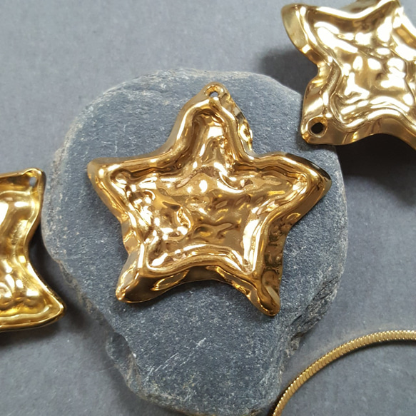 [1pcs] オール ステンレス エンボス加工 立体 スターチャーム サージカルステンレス 金属アレルギー対応 3枚目の画像