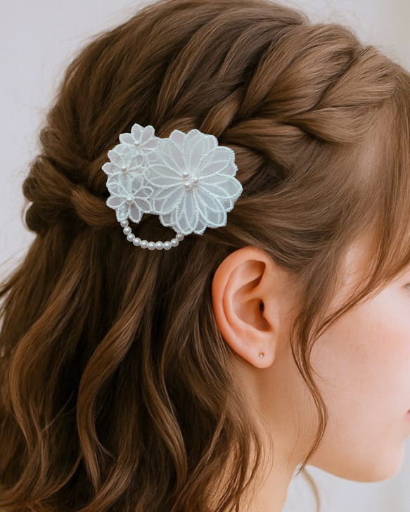 【お呼ばれ・発表会】ナチュラルレースの花ヘアクリップパールが揺れる特別な日の髪飾り【入学式・卒業式】 1枚目の画像