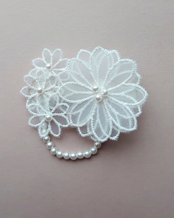 【お呼ばれ・発表会】ナチュラルレースの花ヘアクリップパールが揺れる特別な日の髪飾り【入学式・卒業式】 2枚目の画像