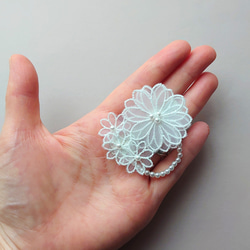 【お呼ばれ・発表会】ナチュラルレースの花ヘアクリップパールが揺れる特別な日の髪飾り【入学式・卒業式】 6枚目の画像