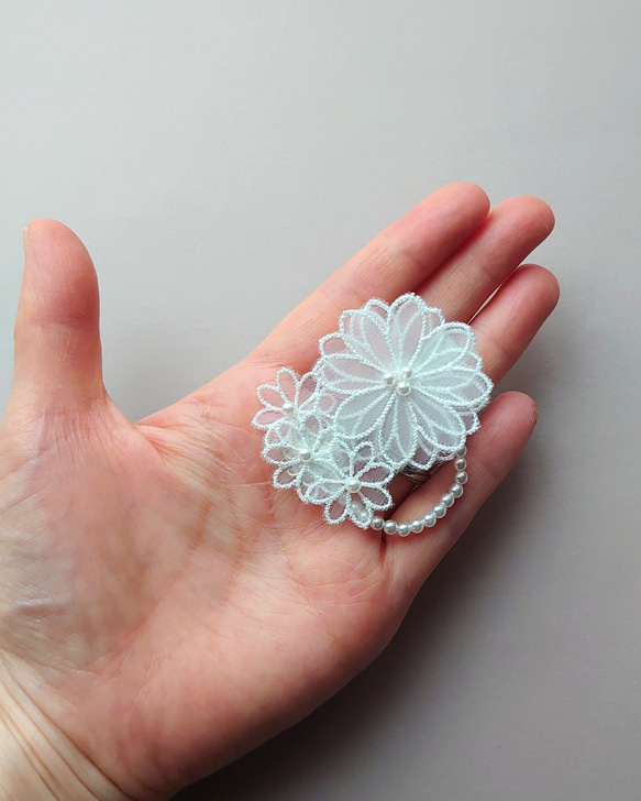 【お呼ばれ・発表会】ナチュラルレースの花ヘアクリップパールが揺れる特別な日の髪飾り【入学式・卒業式】 6枚目の画像