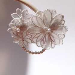 【お呼ばれ・発表会】ナチュラルレースの花ヘアクリップパールが揺れる特別な日の髪飾り【入学式・卒業式】 8枚目の画像