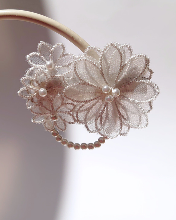 【お呼ばれ・発表会】ナチュラルレースの花ヘアクリップパールが揺れる特別な日の髪飾り【入学式・卒業式】 8枚目の画像