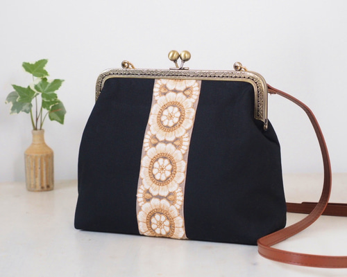 ＊ハンドメイド＊ショルダーがま口バッグ刺繍レース・ブラックとグレー北欧風花柄２点 ハンドメイド＊ショルダーがま口バッグ刺繍レース・ブラックとグレー