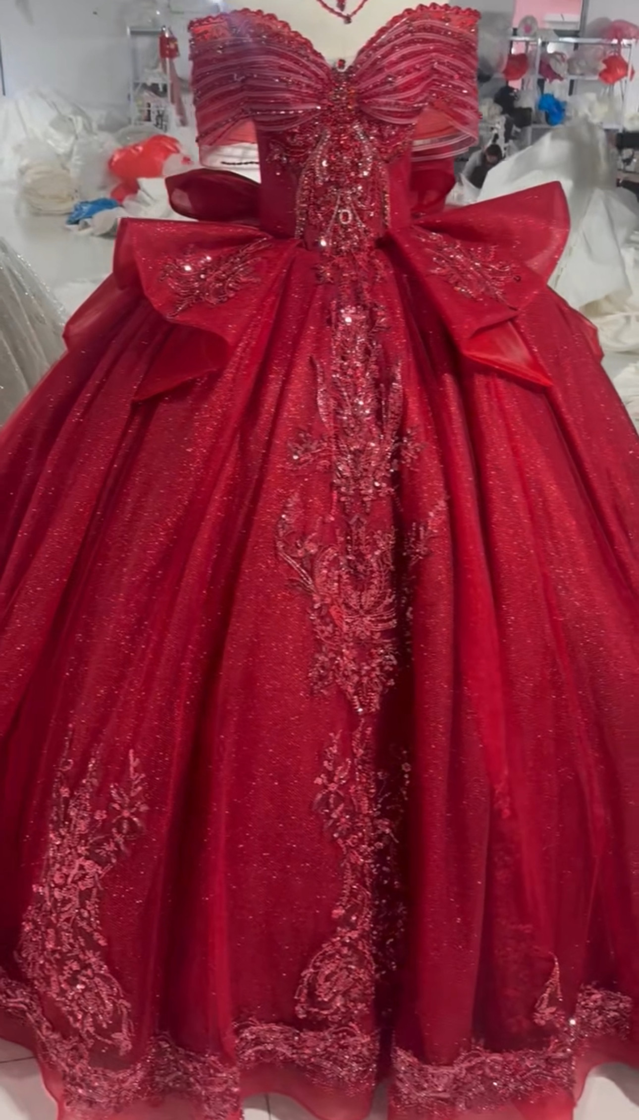 上品　オフショルダー　二の腕カバー　パーティードレス　赤レッド　可愛い　衣装ステージ　チュール　刺繍あり　編み上げ結婚式