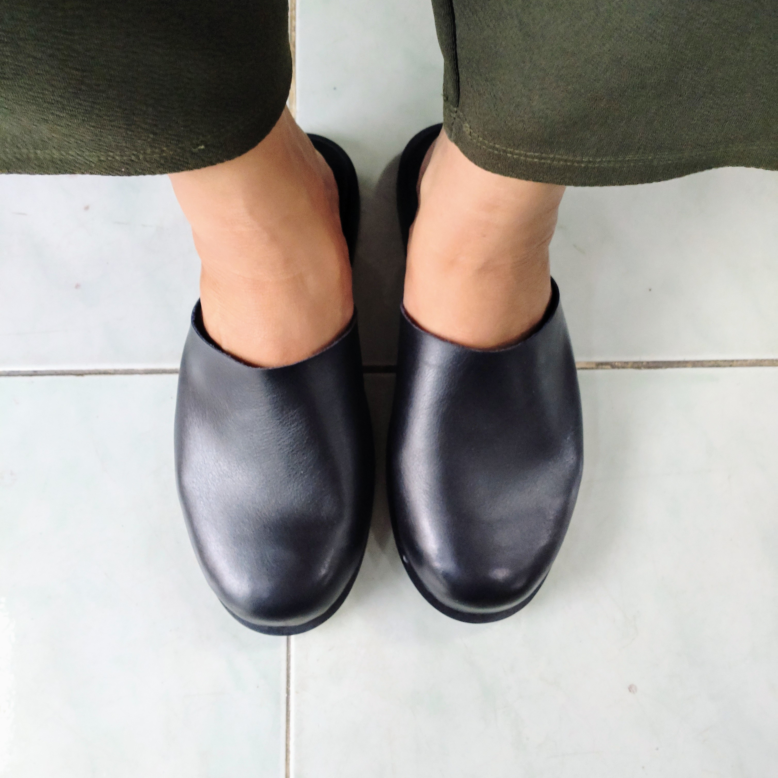 上質な高級レザーを採用し職人による手作業で作るスリッパサンダル。ラグジュアリーなレザースリッパサンダル