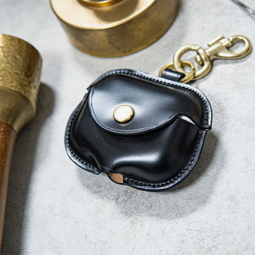 新作】ポケットに収まる“革の宝石” コードバンで仕立てた 限定 AirPods